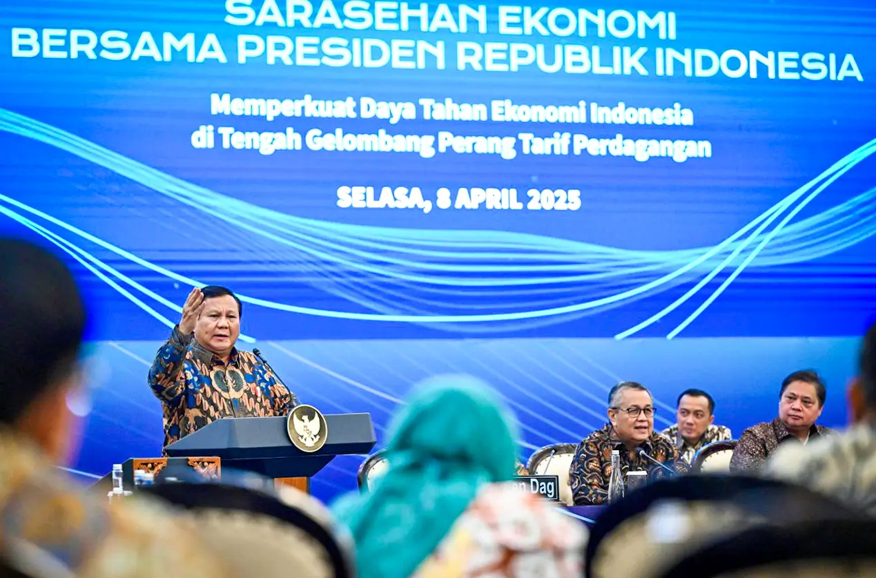 Foto: Presiden Prabowo Subianto membuka Sarasehan Ekonomi yang digelar di Menara Mandiri, Jakarta, pada Selasa, 8 April 2025. (dok. BPMI Setpres)