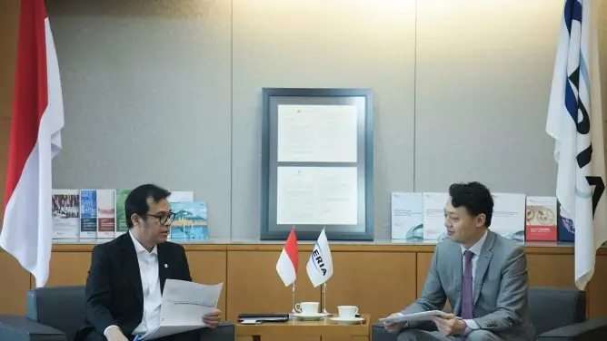 Foto: Wakil Menteri Komunikasi dan Digital, Nezar Patria dan Profesor Yutaka Matsuo (dok. Komdigi)