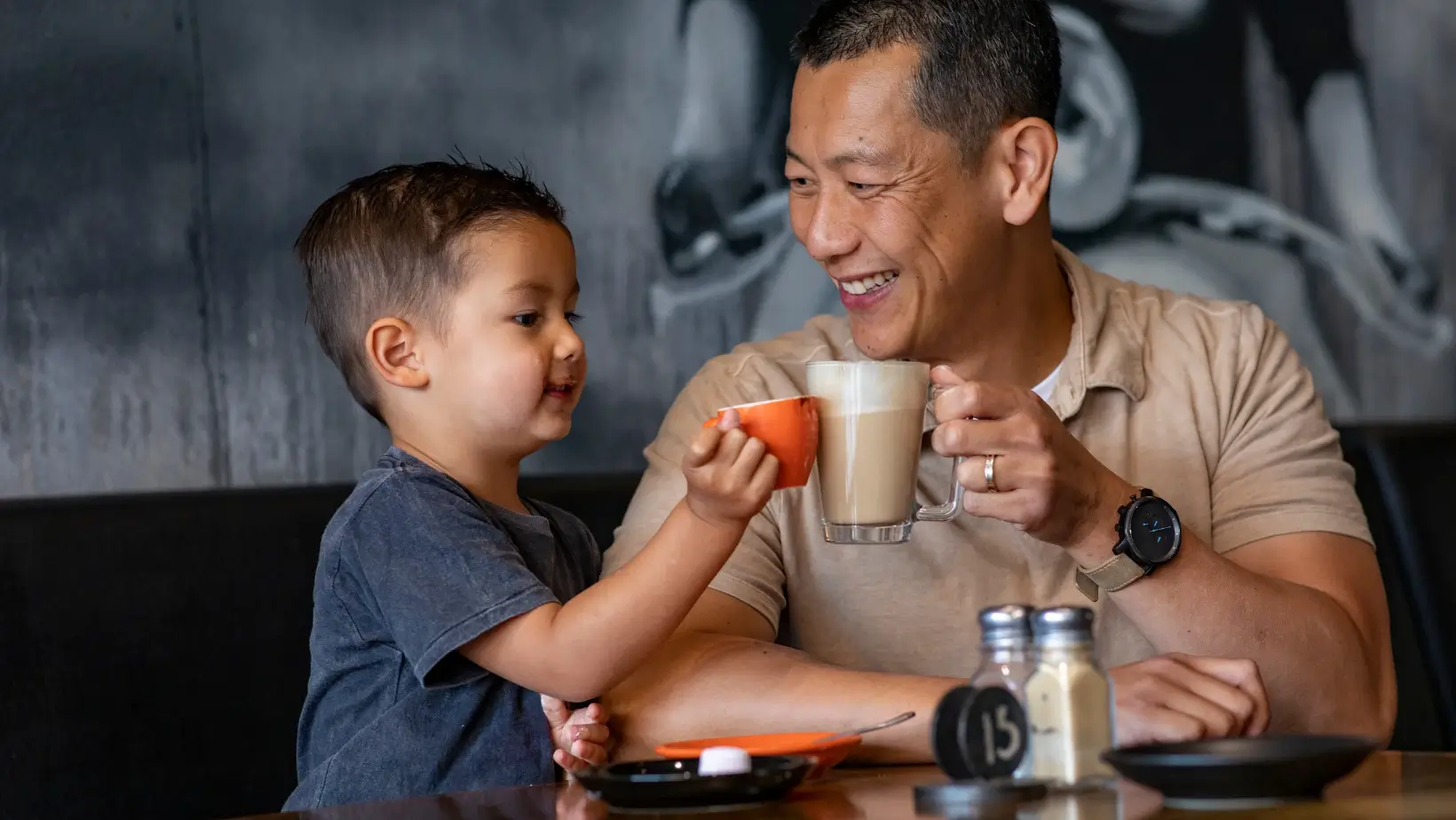 Ilustrasi anak minum kopi (Foto: Canva Pro)