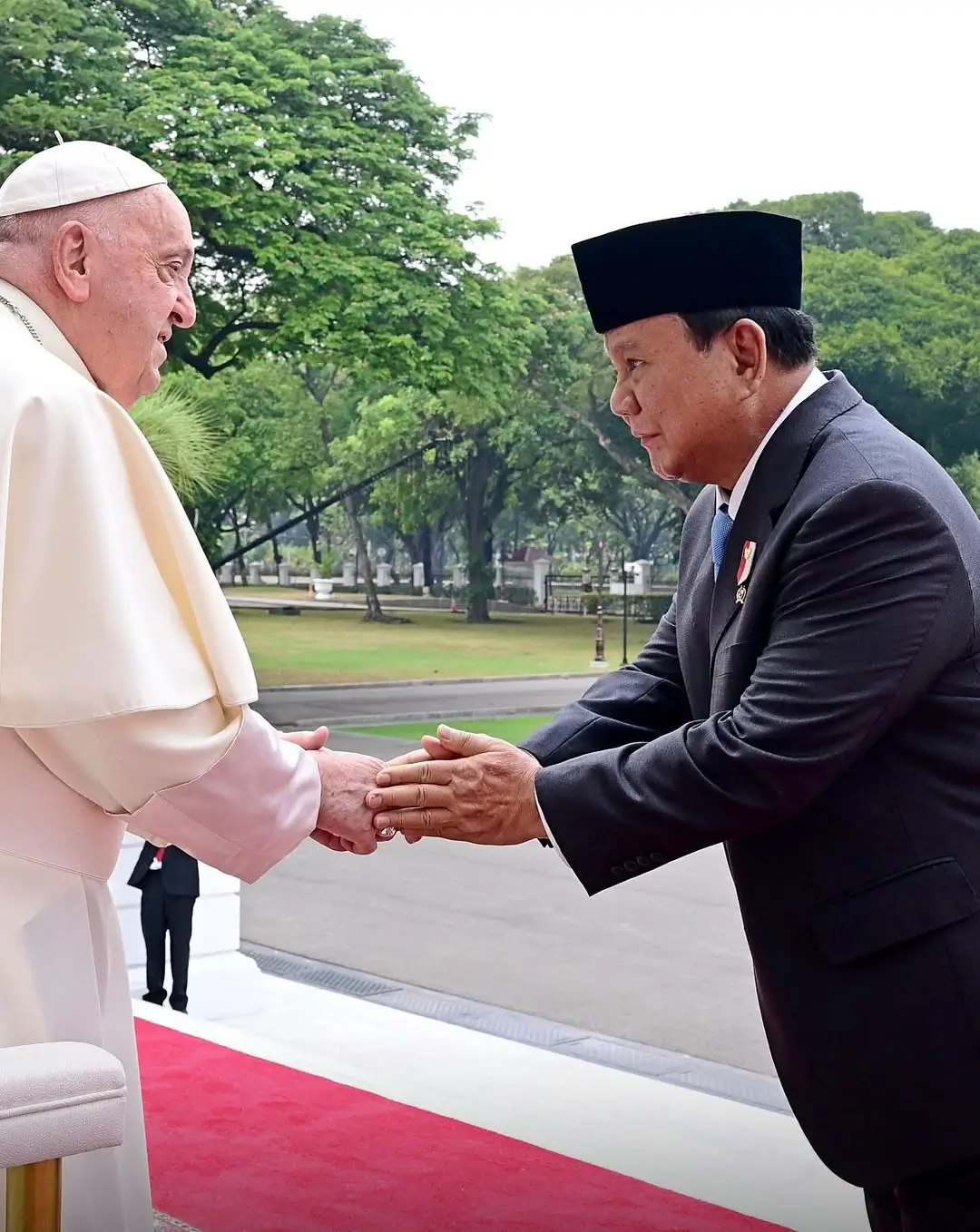 Momen Presiden RI Prabowo Subianto bersalaman langsung dengan Paus Fransiskus. (Foto: Instagram/prabowo)