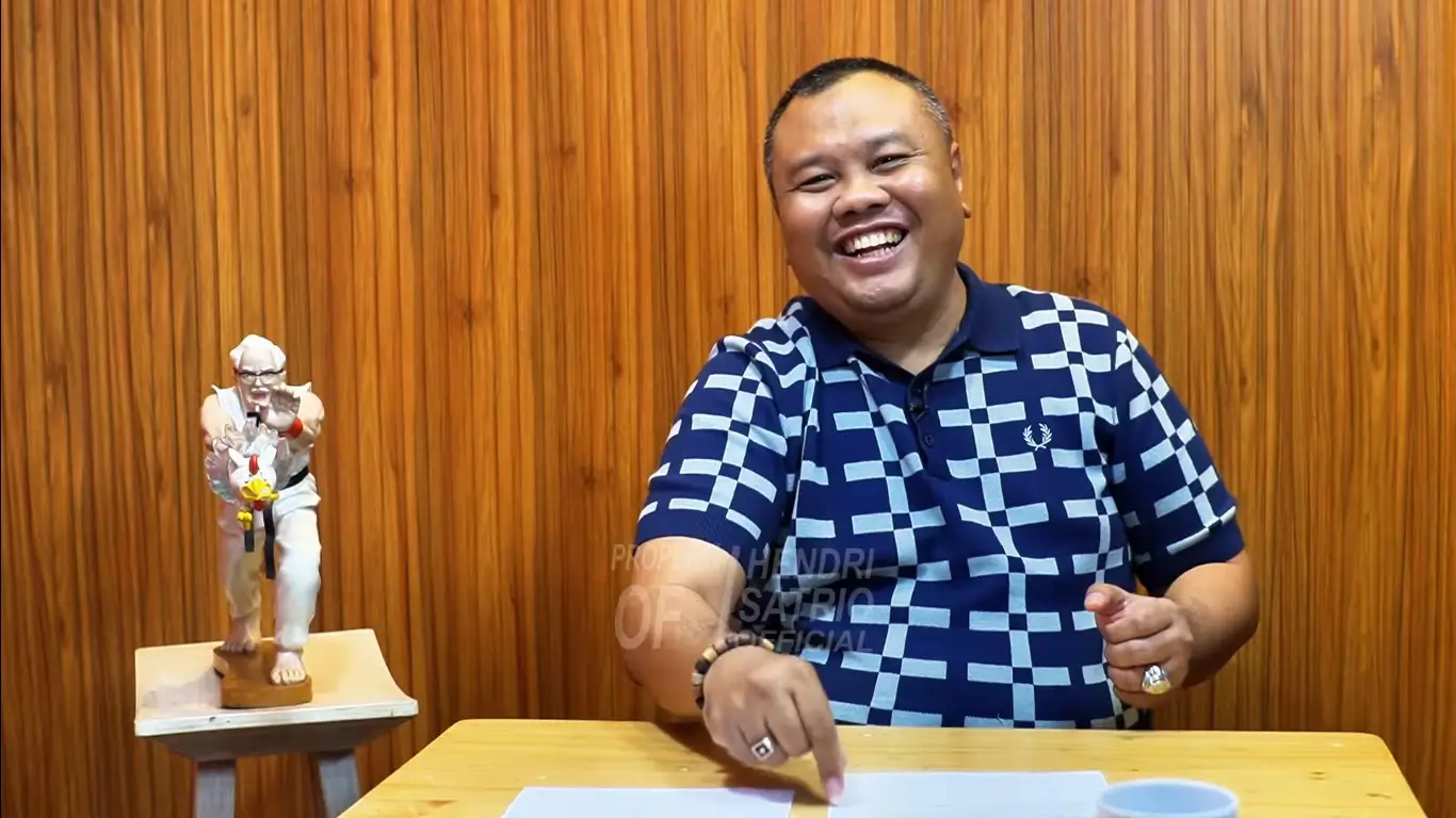 Pengamat politik, Hendri Satrio (Hensat) dalam video “Prabowo Bertemu Megawati, PDIP Merapat ke Pemerintahan? Hendri Satrio Official”. (Foto: Tangkapan layar YouTube/Hendri Satrio Official)