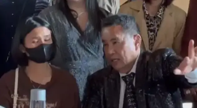 Keterangan pers Hotman Paris bersama pihak korban pemerkosaan oknum polisi di Jambi di Jakarta, Rabu (15/04/26). (Foto: