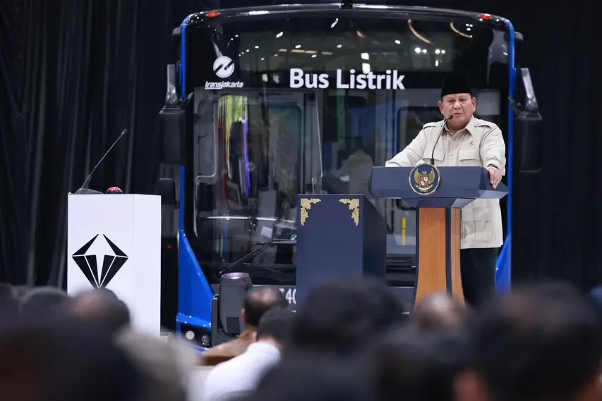 Presiden Prabowo pada peresmian pabrik perakitan kendaraan komersial berbasis listrik milik PT VKTR Sakti Industries di Magelang, Kamis (9/4). (Foto: Instagram/presidenrepublikindonesia/Tim Media Presiden)