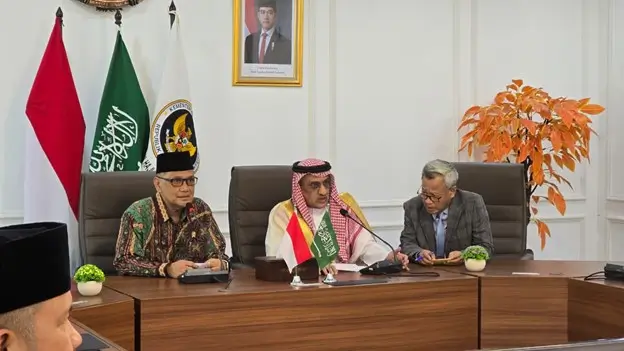 Pertemuan Menteri Haji dan Umrah Mochamad Irfan Yusuf dan Dubes Arab Saudi untuk Indonesia Faisal Abdullah Al Amoudi membahas persiapan haji 2026. (Foto: haji.go.id)