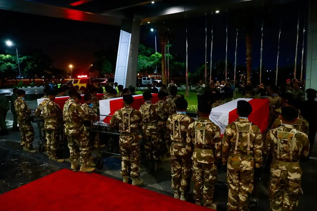 Tiga jenazah prajurit TNI yang gugur ketika melaksanakan tugas di Lebanon tiba di Indonesia untuk diberikan penghormatan terakhir, Sabtu (04/04/26). (Foto: Instagram/prabowo)