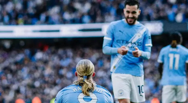 Arsenal kehilangan takhta pemuncak klasemen Premier League setelah 27 pekan. Foto X Manchester City.