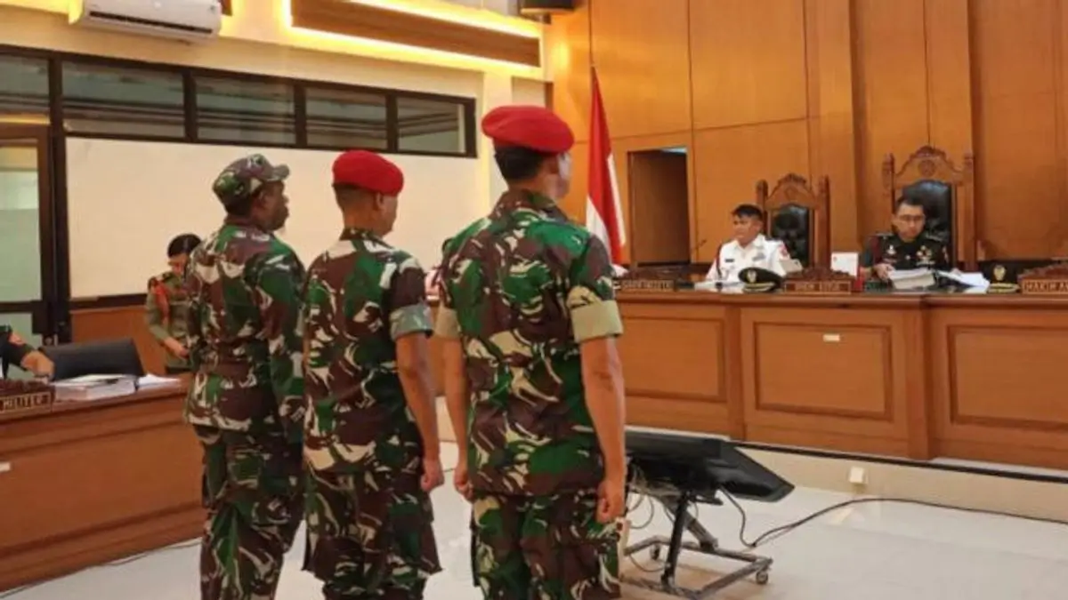 Tiga anggota Komando Pasukan Khusus (Kopassus) dalam sidang perdana terkait penculikan hingga menewaskan kacab bank M Ilham Pradipta di Oditurat Militer Jakarta. Foto: Antara/Siti Nurhaliza