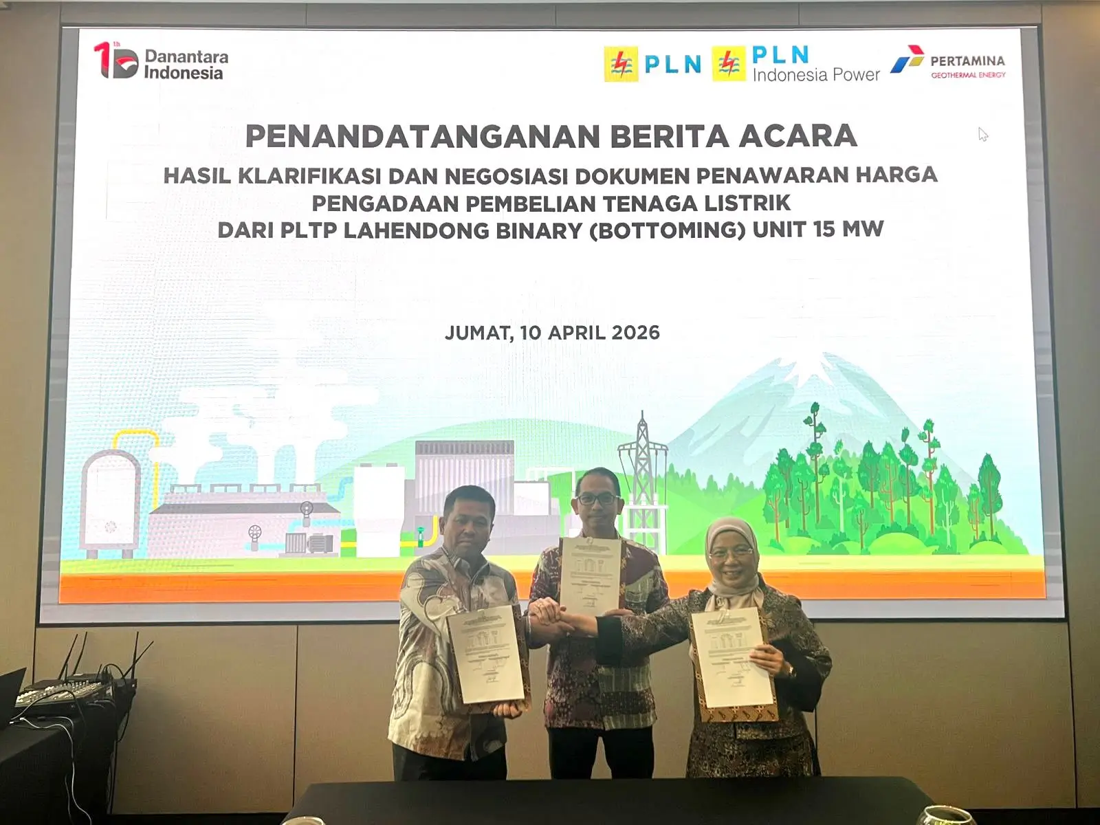 Penandatanganan kesepakatan tarif listrik proyek PLTP Lahendong 15 MW menjadi langkah nyata kolaborasi antara PT Pertamina Geothermal Energy Tbk, PT PLN Indonesia Power, dan PT PLN (Persero) dalam mendorong pemanfaatan energi panas bumi yang lebih optimal. Dok. PT Pertamina Geothermal Energy