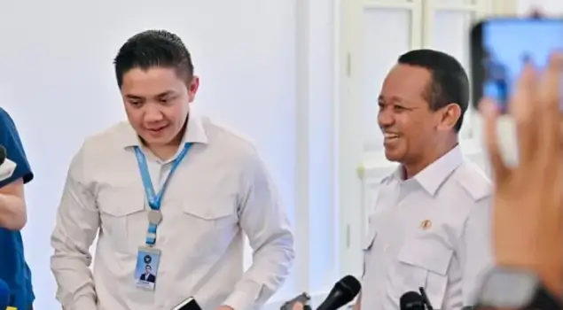 Sekretaris Kabinet (Seskab) Teddy Indra Wijaya (kiri) dan Menteri ESDM Bahlil Lahadalia ketika menyampaikan keterangan pers usai menghadiri pertemuan dengan Presiden RI Prabowo Subianto di Istana Merdeka, Jakarta pada Kamis (16/04/26). (Foto: Instagram/bahlillahadalia)