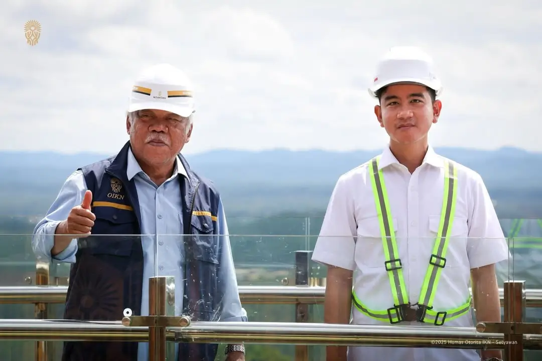 Kepala OIKN, Basuki Hadimuljono (kiri) ketika mendampingi Wakil Presiden RI, Gibran Rakabuming Raka (kanan) saat meninjau proses pembangunan IKN. (Foto: Instagram @ikn_id/Humas Otorita IKN - Setyawan)