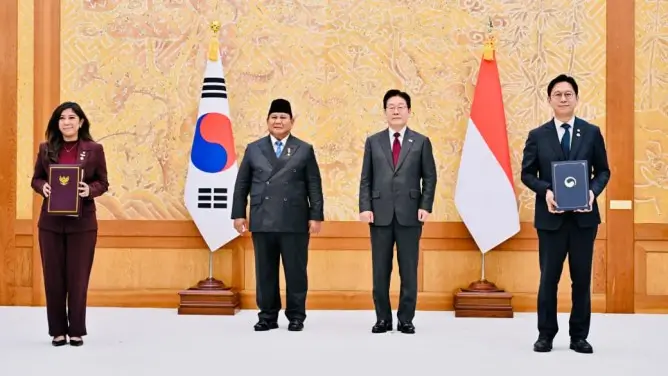 Foto: Menkomdigi Meutya Hafid dan Menteri Sains dan TIK Republik Korea Bae Kyunghoon menunjukkan dokumen Memorandum Saling Pengertian antara Kementerian Komunikasi dan Digital dan Kementerian Sains dan TIK Republik Korea di Seoul, Republik Korea, Rabu (dok. Komdigi)