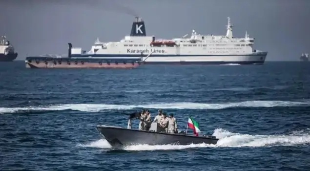 Arsip foto -Tentara Iran berpatroli di Selat Hormuz, Iran selatan, Selasa (30/4/2019). (Foto: ANTARA/Xinhua/Ahmad Halabisaz/aa)