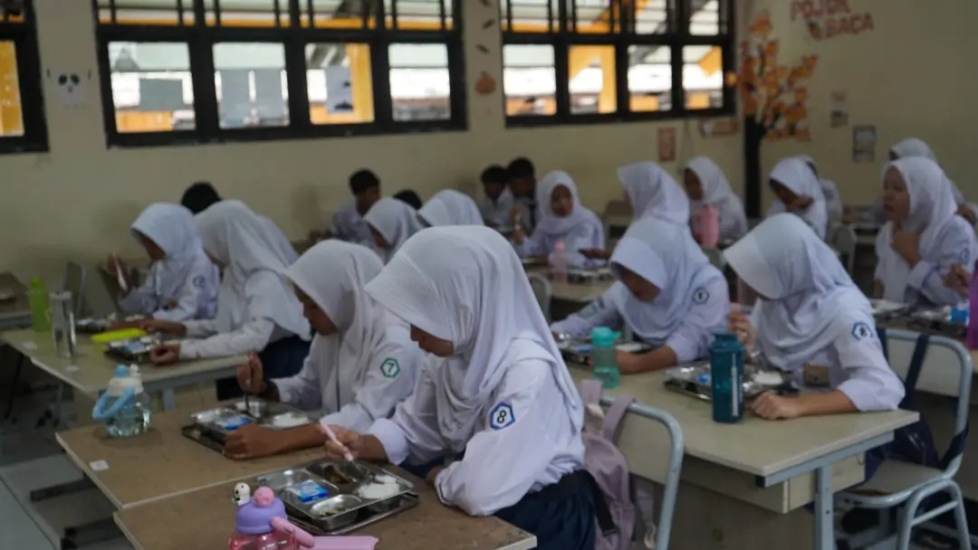 Siswa-siswi tengah menikmati program Makan Bergizi Gratis (MBG). (Foto: bgn.go.id/Doc. Biro Hukum dan Humas BGN)
