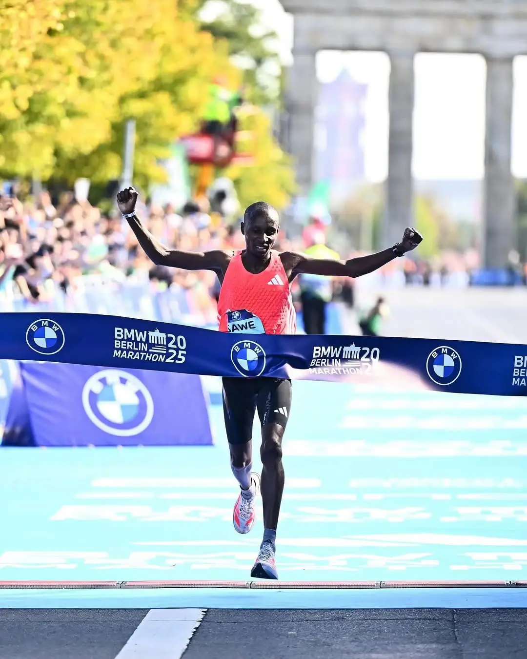 Rekor Dunia Baru  Pelari Asal Kenya Sabastian Sawe Rampungkan Maraton di Bawah 2 Jam