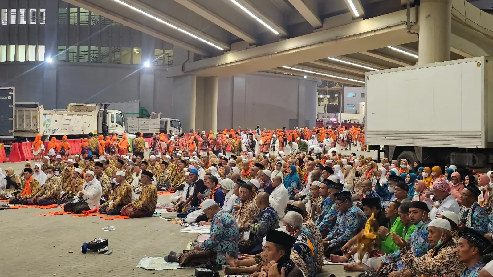 Jemaah haji Indonesia dengan seragam batik. (Foto: kemenag.go.id/Dodo Murtado)