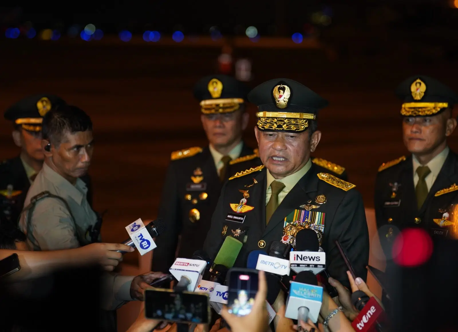 Kepala Staf Angkatan Darat (KSAD), Maruli Simanjuntak menyampaikan keterangan pers usai memimpin upacara pelepasan tiga jenazah prajurit TNI di Terminal 3 Bandara Soekarno-Hatta, Kota Tangerang pada Sabtu (04/04/26). (Foto: tniad.mil.id)