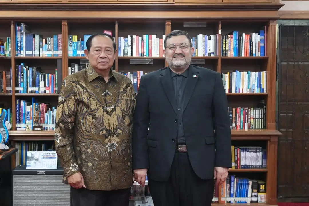 Duta Besar Iran untuk RI, Mohammad Boroujerdi (kanan) bersama Presiden ke-6 RI, Susilo Bambang Yudhoyono (SBY). (Foto: Instagram/iranindonesia)