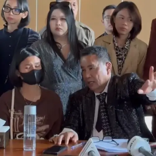 Keterangan pers Hotman Paris bersama pihak korban pemerkosaan oknum polisi di Jambi di Jakarta, Rabu (15/04/26). (Foto: