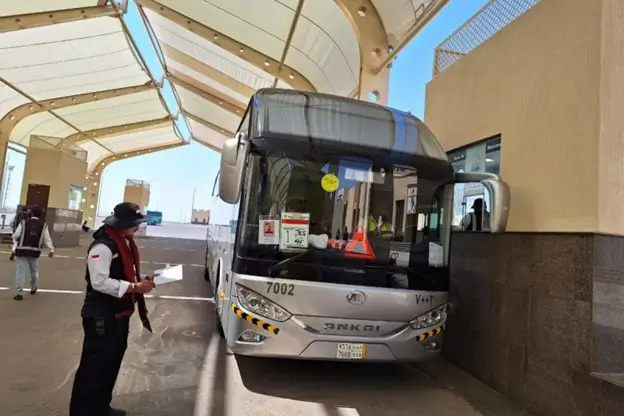 Pengecekan oleh petugas untuk memastikan keabsahan dokumen Jemaah haji disalah satu check point untuk masuk Kota Mekkah. (Foto: Antaranews)