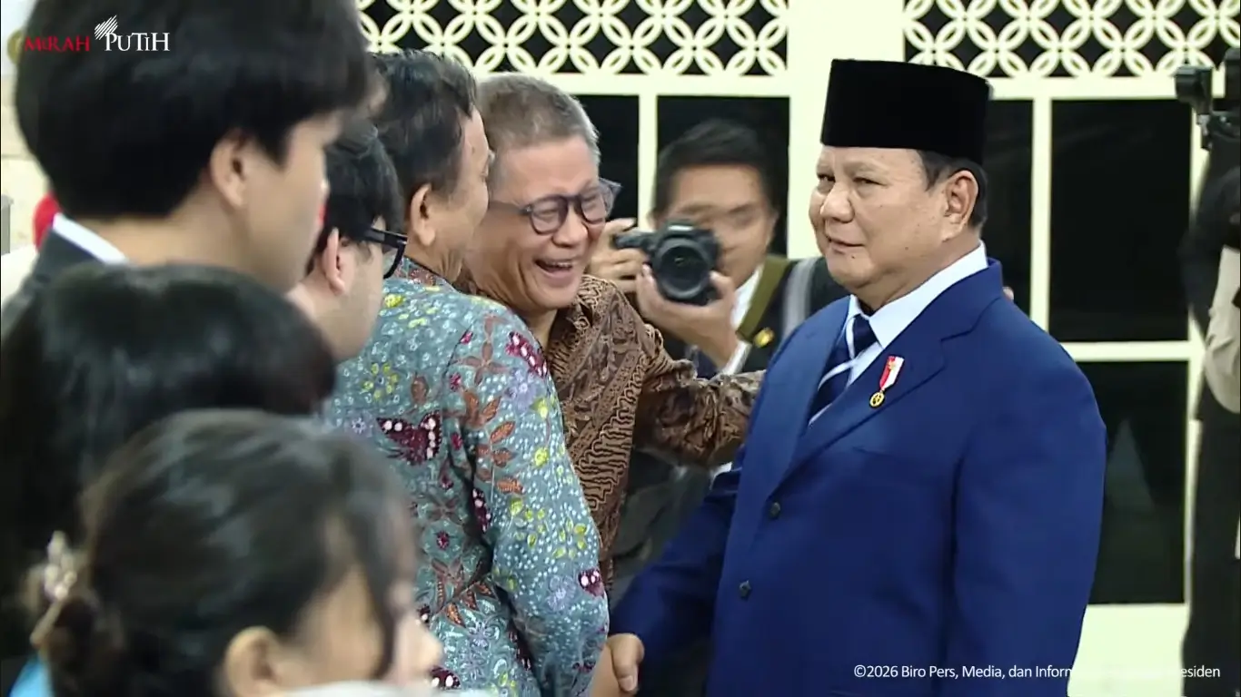 Rocky Gerung dan Syahganda Nainggolan terlihat hadir dalam acara pelantikan menteri dan wakil menteri Kabinet Merah Putih di Istana Negara, Jakarta pada Senin (27/04/26). (Foto: Tangkapan layar Youtube/Sekretariat Presiden)