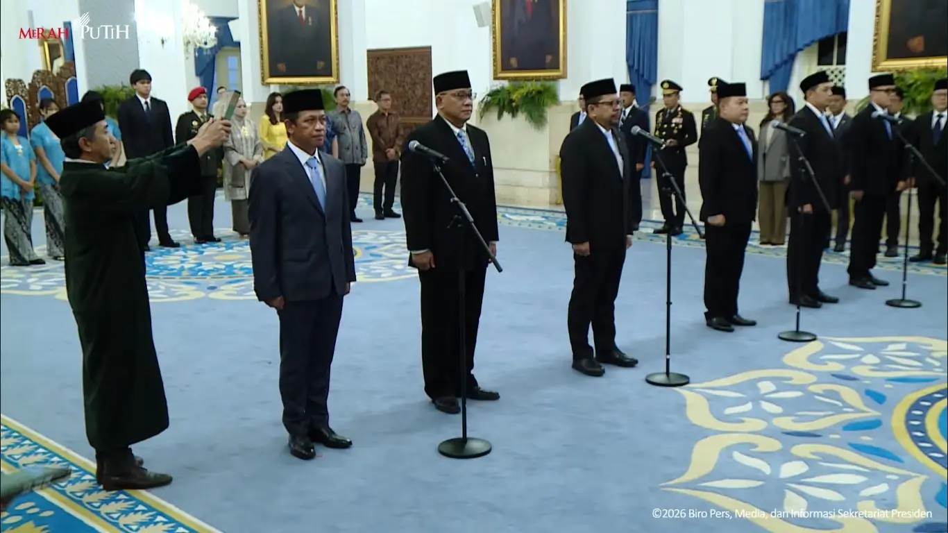 Proses pelantikan menteri dan wakil menteri Kabinet Merah Putih, serta empat pejabat negara lainnya di Istana Negara, Jakarta, Senin (27/04/26). (Foto: Tangkapan Layar YouTube/Sekretariat Presiden)