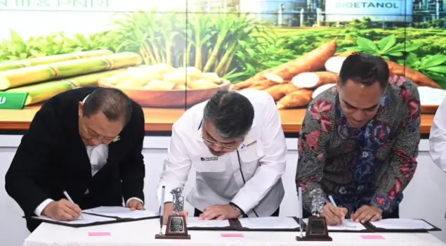 CEO Pertamina New & Renewable Energy, John Anis, bersama PTPN III, Ryanto Wisnuardhy dan MedCo, Aradea Z Arifin melakukan penandatanganan kerja sama Pengembangan Bioetanol di Palm Oil, Gedung Agro Plaza, Jakarta pada Senin (27/04/2026). (Foto: Dok. Pertamina)