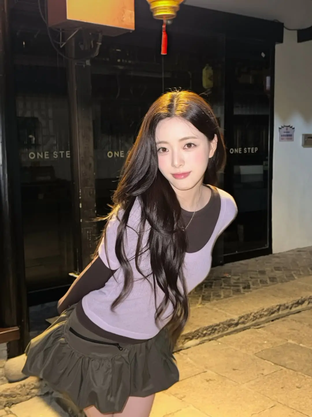6 Inspirasi Outfit Youthful ala Yuna ITZY yang Bikin Penampilan Auto Fresh