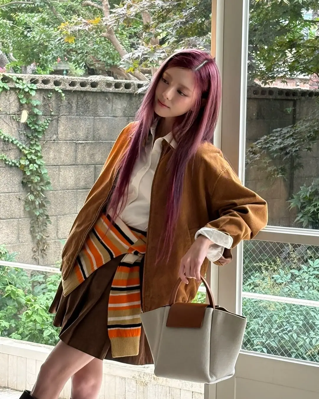 6 Inspirasi Outfit Youthful ala Yuna ITZY yang Bikin Penampilan Auto Fresh