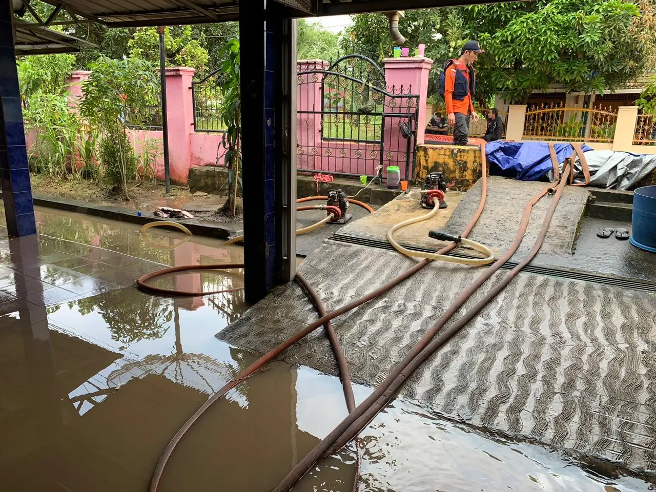BPBD Kabupaten Muara Enim membantu warga membersihkan rumah dari sisa lumpur banjir yang melanda Kabupaten Muara Enim, Provinsi Sumatra Selatan, pada Selasa (14/4). (Foto: bnpb.go.id/BPBD Kabupaten Muara Enim)