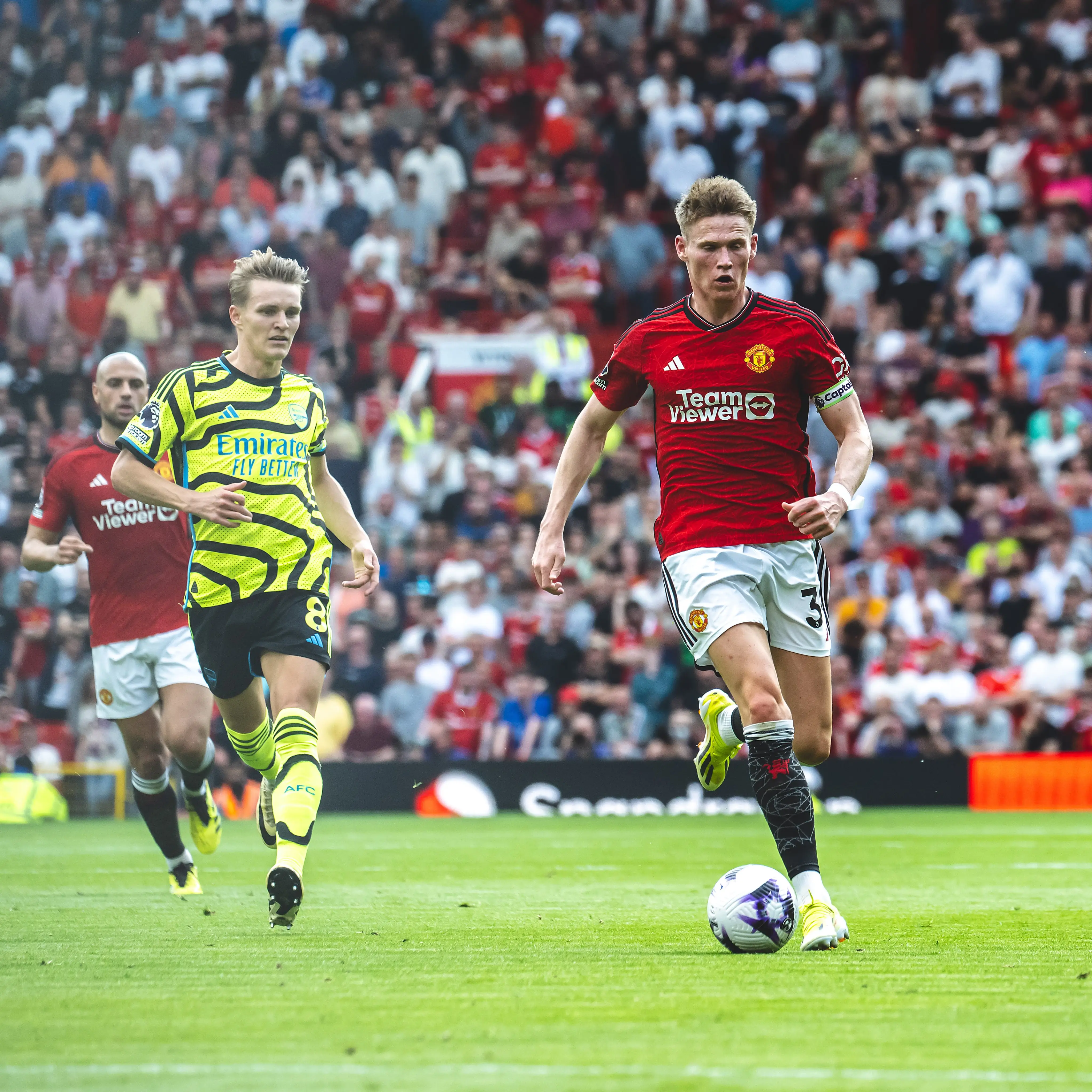 Ketika Old Trafford Munculkan Air Terjun Buntut Atap Bocor akibat Hujan Deras