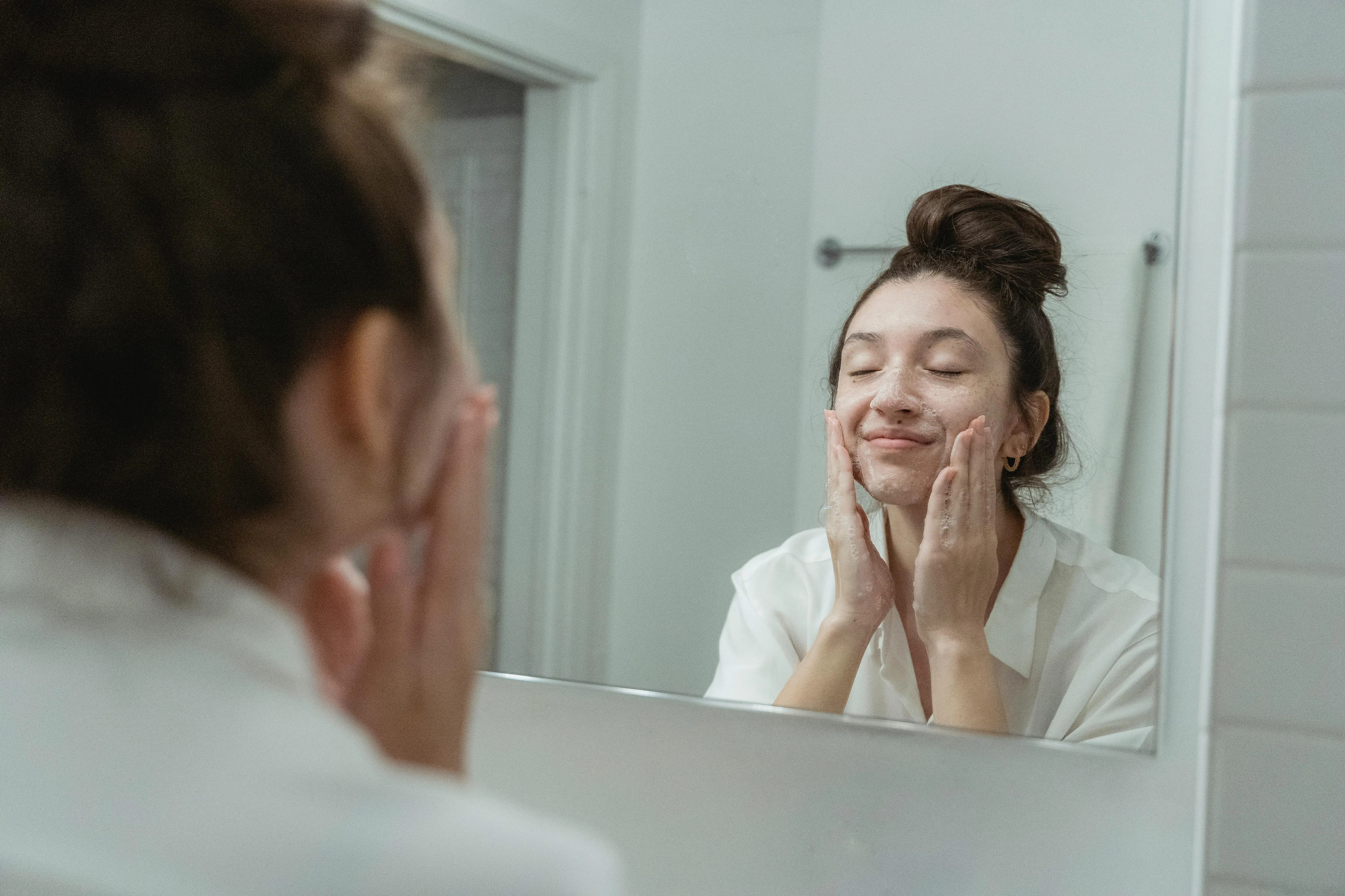 Ilustrasi mencuci muka. (Foto: Pexels/Miriam Alonso)