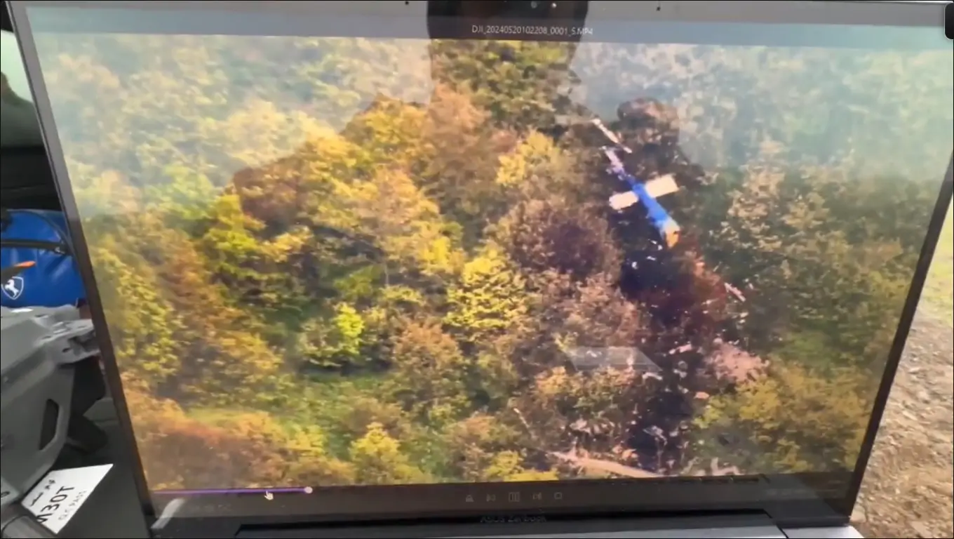Rekaman video memperlihatkan kondisi puing-puing helikopter jatuh yang ditumpangi Presiden Iran, Ebrahim Raisi dan rombongan. (Foto: X/IrnaEnglish)