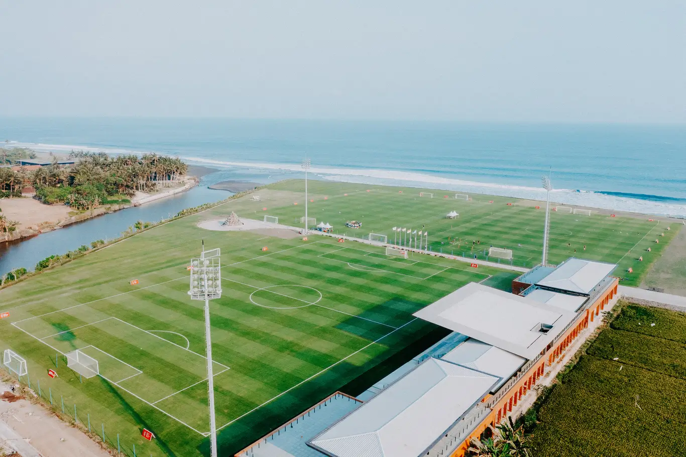 Bali United terpaksa harus menjamu Persib Bandung di lapangan latihan Bali United. (Foto: Bali United)