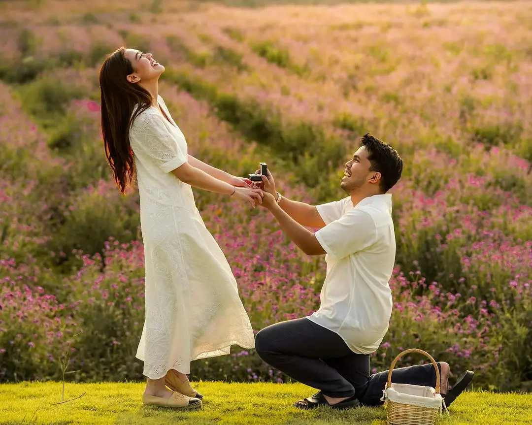 Happy Ending  Thariq Halilintar Lamar Aaliyah Massaid dengan Romantis di Hamparan Taman Bunga