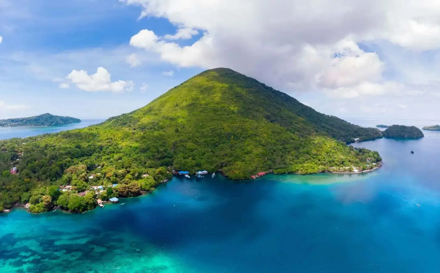 5 Rekomendasi Destinasi Bulan Madu dengan Pemandangan Pantai yang Cantik Selain Bali