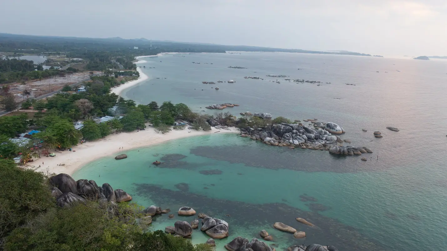 5 Rekomendasi Destinasi Bulan Madu dengan Pemandangan Pantai yang Cantik Selain Bali