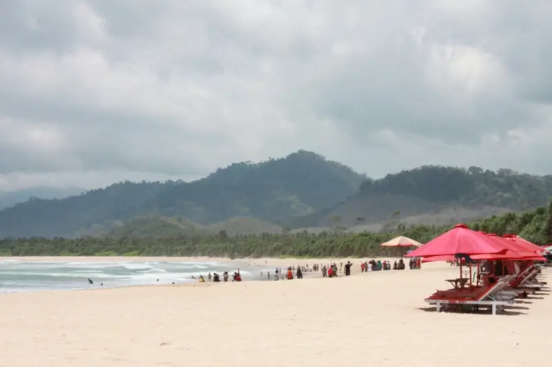 5 Rekomendasi Destinasi Bulan Madu dengan Pemandangan Pantai yang Cantik Selain Bali