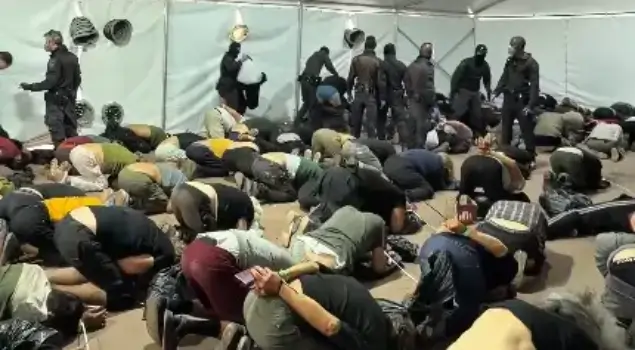 Tangkapan layar rekaman kondisi aktivis Global Sumud Flotilla yang ditahan tentara Israel. (Foto: X/itamarbengvir)