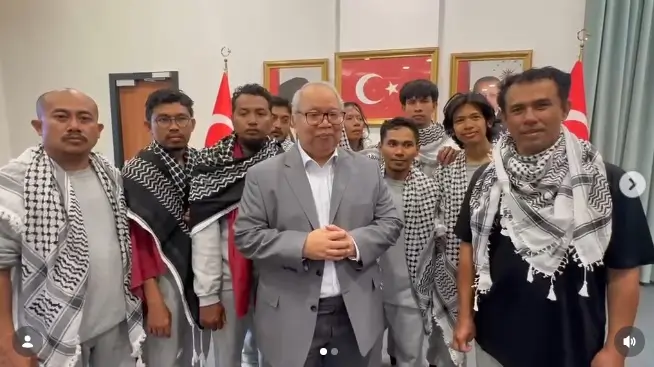 Konjen RI Istanbul, Darianto Harsono bersama sembilan WNI yang sebelumnya sempat ditahan tentara Israel dalam melaksanakan misi kemanusiaan bersama Global Sumud Flotilla (GSF) 2.0. (Foto: Instagram/menluri)