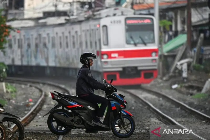 Ilustrasi: Pengendara sepeda motor menyeberangi jalur perlintasan kereta api tanpa palang pintu di kawasan Roxy, Gambir, Jakarta. (Foto: ANTARA FOTO/Fauzan/rwa)