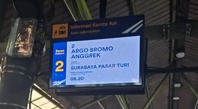 Informasi keberangkatan KA Argo Bromo Anggrek di Stasiun Gambir (Foto: dok. ThePhrase.id)