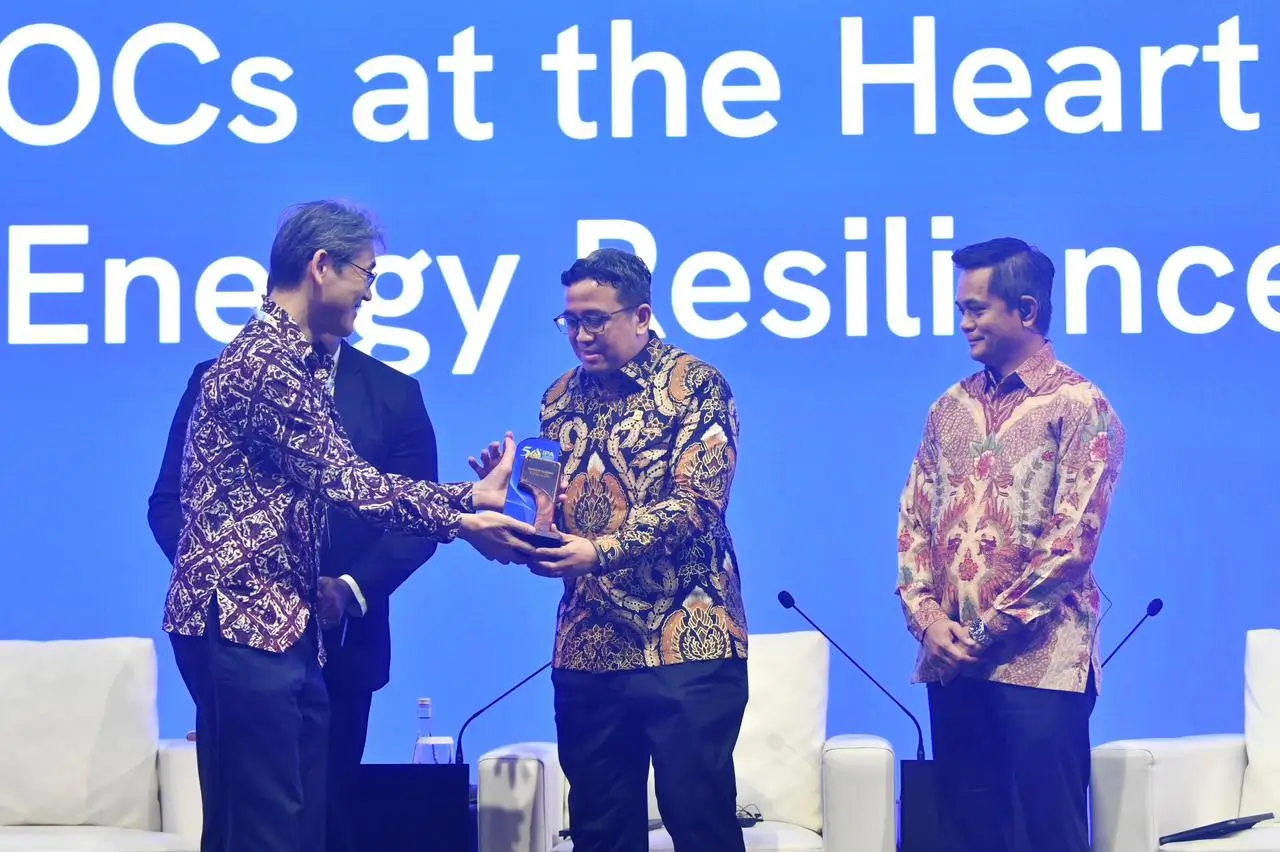 Wakil Direktur Utama Pertamina Oki Muraza menerima plakat usai menjadi Narasumber pada sesi Special Session 2 “Global Challenges NOCs at The Heart of Energy Resilience”saat acara 50th IPA Convex Day 2 yang diselenggarakan di ICE BSD, Tangerang, Banten pada Kamis (21/5/2026).