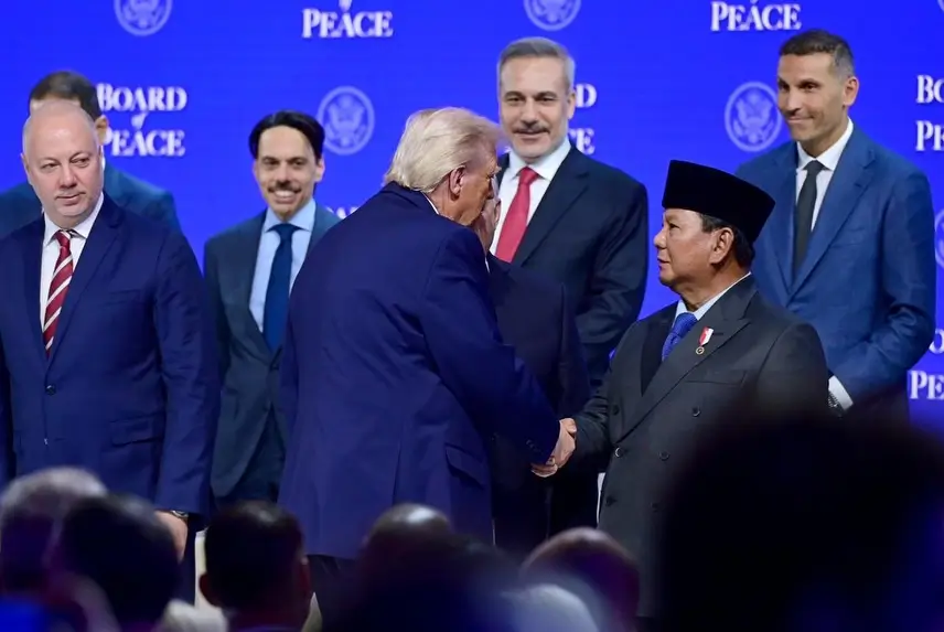 Presiden RI, Prabowo Subianto berjabatan tangan dengan Presiden Amerika Serikat (AS), Donald Trump. (Foto: Instagram/presidenrepublikindonesia)