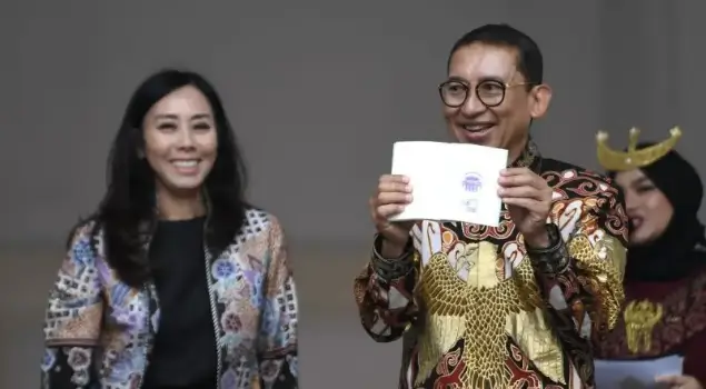 Menteri Kebudayaan Fadli Zon (kanan) didampingi Kepala Museum dan Cagar Budaya Indira Estiyanti Nurjadin (kiri) menunjukkan paspor museum yang sudah distempel pada peringatan Hari Museum Internasional 2026 di Museum Nasional Indonesia, Jakarta, Senin (18/5/2026). (ANTARA FOTO/M RISYAL HIDAYAT)