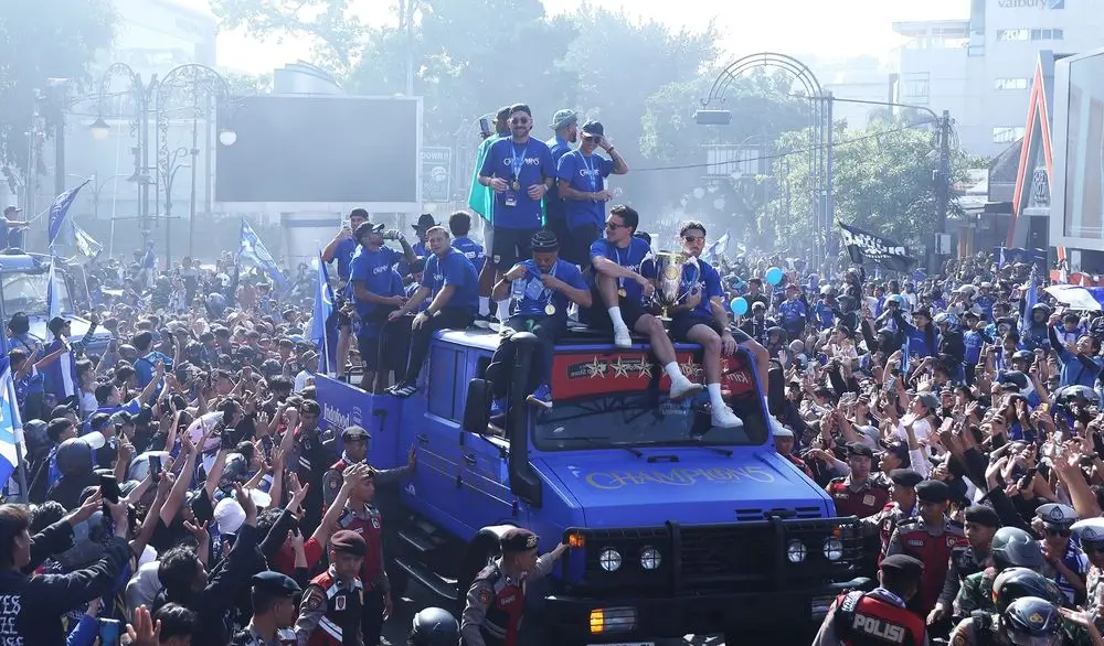 Beberapa insiden terjadi dalam pawai juara Persib Bandung. Foto Persib Bandung.