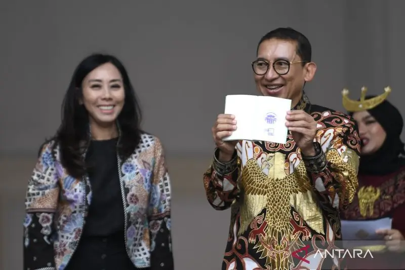 Menteri Kebudayaan Fadli Zon (kanan) didampingi Kepala Museum dan Cagar Budaya Indira Estiyanti Nurjadin (kiri) menunjukkan paspor museum yang sudah distempel pada peringatan Hari Museum Internasional 2026 di Museum Nasional Indonesia, Jakarta, Senin (18/5/2026). (ANTARA FOTO/M RISYAL HIDAYAT)