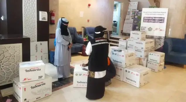 Petugas haji sedang mengemas paket oleh-oleh jemaah untuk dikirim ke Indonesia. (Foto: himpuh.or.id)