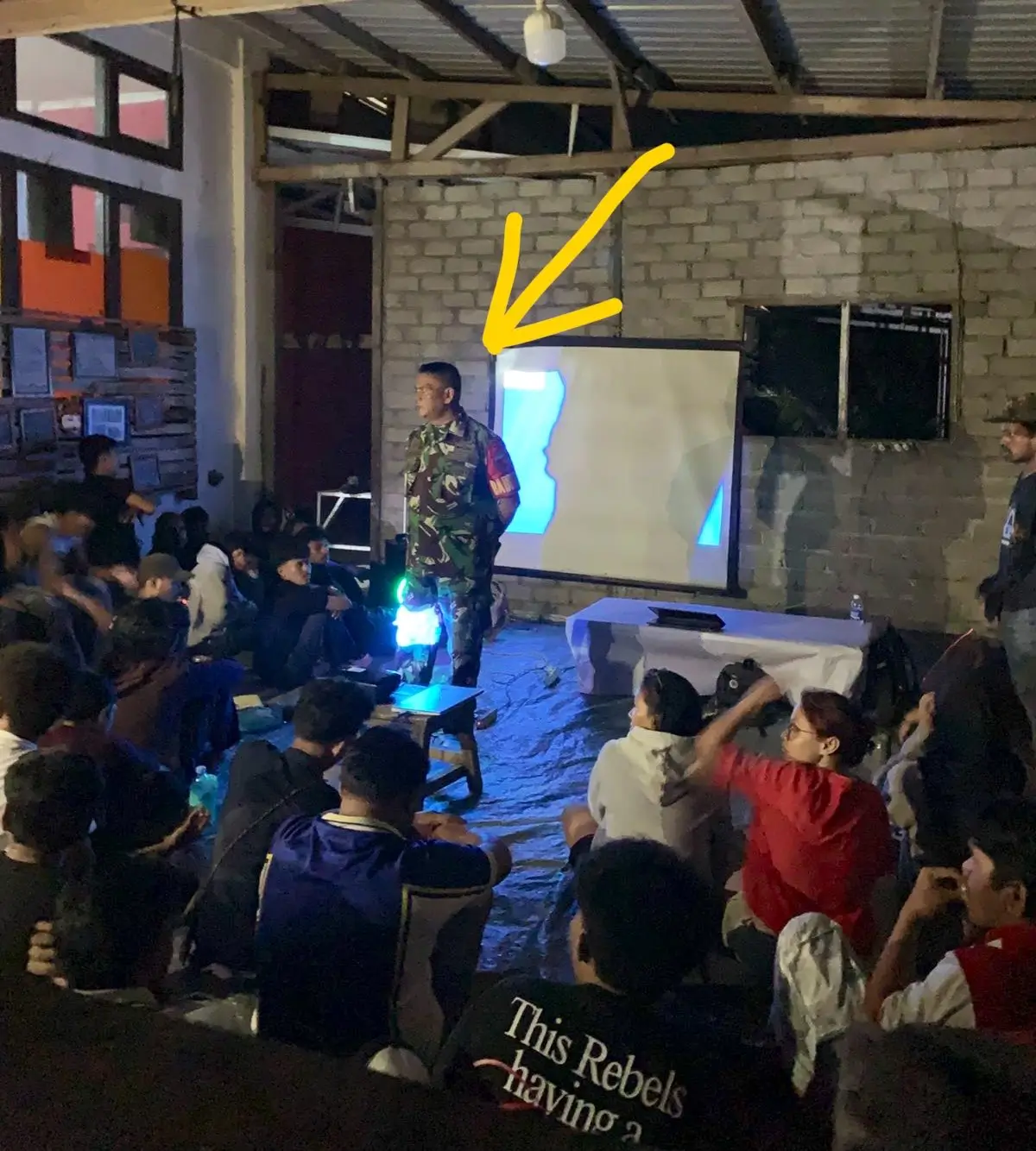 Gelaran nonton bareng (nobar) film “Pesta Babi” karya Dandhy Laksono di Universitas Khaerun, Ternate pada Selasa (12/05/26) dibubarkan aparat TNI. (Foto: X/Dandhy_Laksono)