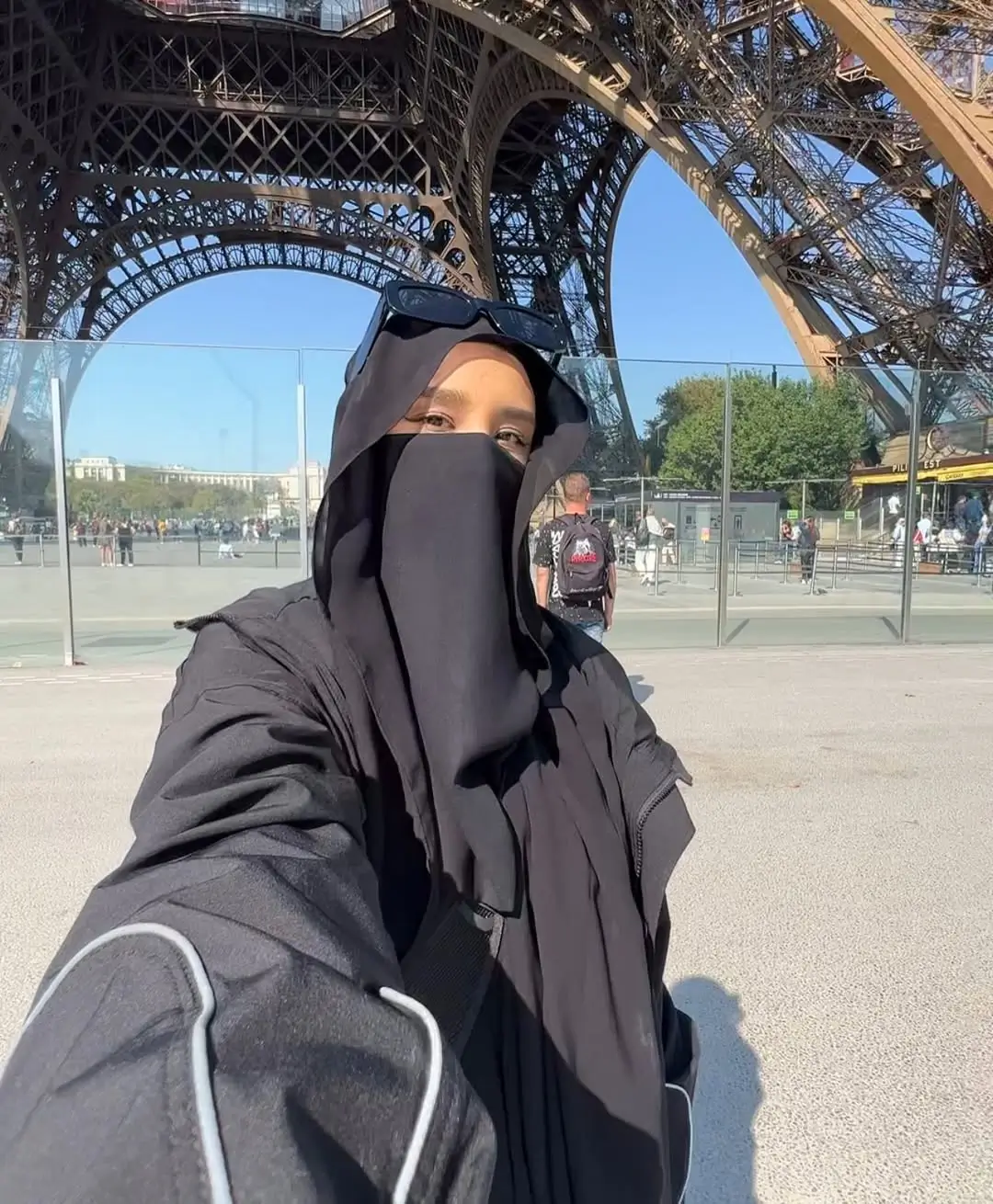 Saeedah Haque  Desainer Otodidak yang Bawa Abaya ke Panggung Global Lewat Gaya Streetwear
