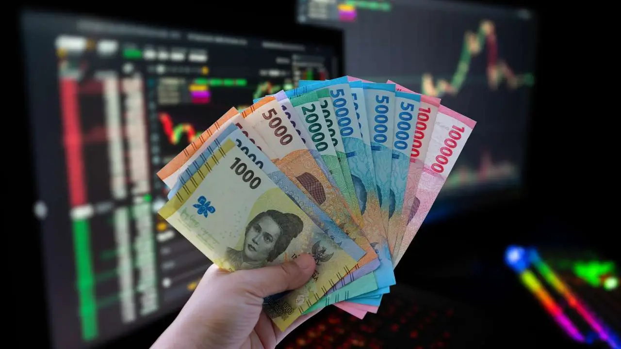 Ilustrasi pelemahan rupiah (Foto: Wirestock via Getty Images & Radoz Design, edited via Canva Pro)